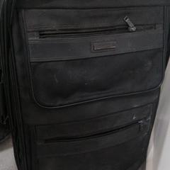 حقائب حمل وحقائب اليد اسود، كما تم الإبلاغ عنه بواسطة محطة الدمام (الدمام) عبر iLost