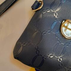 Pochette bleu foncé, come riportato da TCL utilizzando iLost