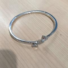 Armband argenté avec brillants, rapporterat av IKEA Toulouse med iLost
