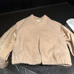 Jas Beige, zoals gemeld door Hotel Van der Valk Harderwijk op de Veluwe met iLost