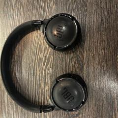 Headphones, as reported by WestCord Hotel Eindhoven using iLost
