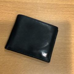 Lommebok Op naam van Neroutsos, som rapportert av Gemeente Amsterdam ved bruk av iLost