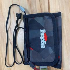 Brustbeutel Grau Schwarz Ergobag mit TIM Ticket, segundo informou Wilmering Vechta usando iLost