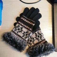 Gebreide handschoenen met bontrandje, som rapportert til iLost