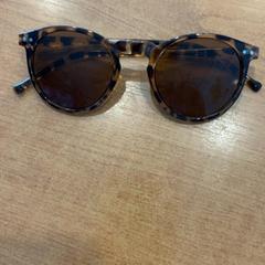 Sluneční brýle, jak nahlášeno Pathé Groningen pomocí iLost