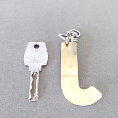 1 sleutel met sleutelhanger " J" がiLostに報告されました
