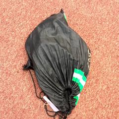 Hátizsák Zwart,rood,groen,wit, amint azt Arriva West-Brabant az iLost segítségével jelentette.