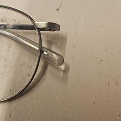 Glasögon, rapporterat av DGTL ADE med iLost
