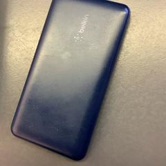 İLost kullanarak Eindhoven Airport tarafından bildirildiği gibi Taşınabilir şarj aleti donkerblauw