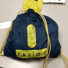 体操着袋 blauw geel がiLostで Centraal magazijn によって報告されました