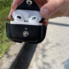 AirPods met zwarte case, iLost에 보고됨