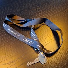 (Huis)sleutel aan zwart keycord van Yacht, som rapporterats till iLost