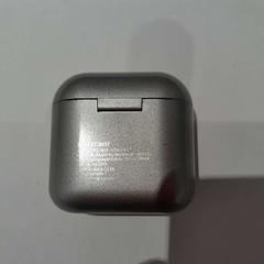 Etui airpods gris, a été signalé par TCL utilisant iLost