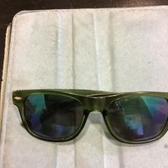 Óculos de sol, como reportado por Qbuzz U-OV utilizando o iLost