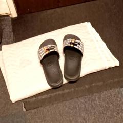 Zapatilak & Polarrazko manta, gisa salatu by Mövenpick Hotel Amsterdam City Centre iLost erabiliz