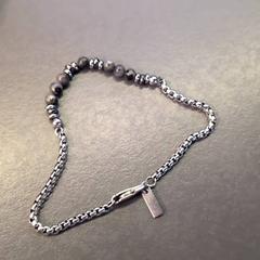 سوار Zilver/zwart، كما تم الإبلاغ عنه بواسطة Eindhoven Airport عبر iLost