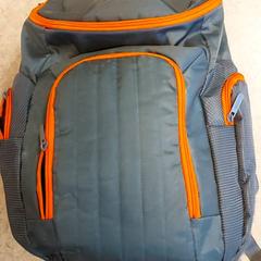 Sac à dos - grijs/oranje, a été signalé par Centraal magazijn utilisant iLost
