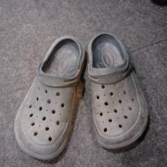 Pantufas de banho Crocs, como reportado por SnowWorld Landgraaf utilizando o iLost