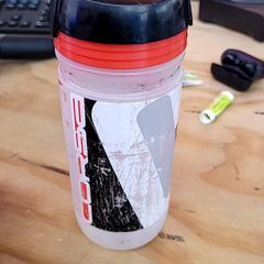 Botella Corso fles doorzichtig met zwart en rood, segundo informou Schaatsbaan Rotterdam usando iLost