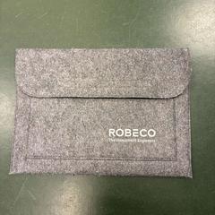 Funda per a portàtil grijs vilt met opdruk Robeco, segons ha informat Universiteitsbibliotheek Universiteitskwartier mitjançant iLost