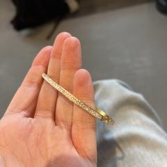 Gouden armband met  steentjes, amint azt az iLostnak jelentették.