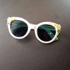 Sluneční brýle Kinder zonnebril met bloemetjes, jak nahlášeno Apenheul pomocí iLost