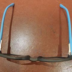 Lunette de vue noire et bleue, come riportato da TCL utilizzando iLost