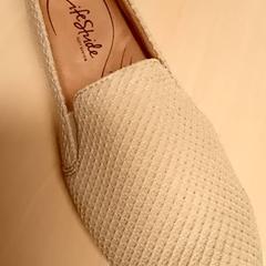 Shoe Ecru, as reported by Mövenpick Hotel Amsterdam City Centre using iLost