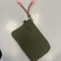 A money  miny bag with a cardas, come riportato a iLost