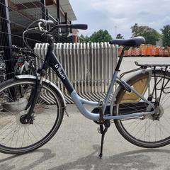Női kerékpár B-Twin Elops licht & donkerblauw, amint azt Fietsdepot az iLost segítségével jelentette.
