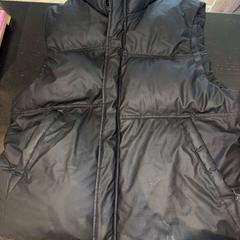 Körperwärmer Zwart, gemeldet von Van der Valk Hotel Amsterdam-Amstel über iLost