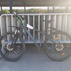 Herrcykel zwart B-Twin Rockrider ST120, rapporterat av Fietsdepot med iLost