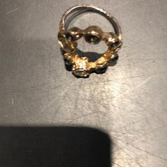 Squillo Met blinkende steentjes, goudkleurig, come riportato da Universiteit Gent - Faculteitsbibliotheek LW utilizzando iLost