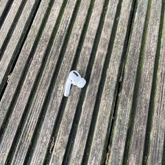 Left AirPod, segons s'ha informat a iLost
