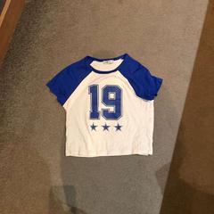 T-shirt Blauw met wit en nummer 19, a été signalé par Van der Valk Hotel Deventer utilisant iLost