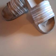 Slippers Beige wit, zoals gemeld door Familiepark Drievliet met iLost