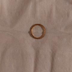 Gouden ring met diamantjes, jak bylo nahlášeno na iLost