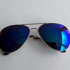 Lunettes, a été signalé par Centraal magazijn utilisant iLost