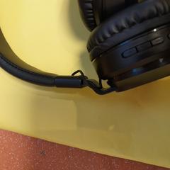 Casque audio noir, jak nahlášeno TCL pomocí iLost