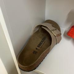 Sandália Beige Birkenstock, como reportado por IKEA Utrecht utilizando o iLost