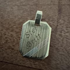 Gouden hanger met namen en datums, som rapporterats till iLost