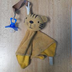 Tijger met speen, amint azt Dolfinarium az iLost segítségével jelentette.