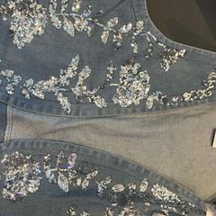 Chaleco Gilet met glitters, ha sido reportado por Johan Cruijff ArenA con iLost