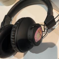 Auscultadores Zwart, como reportado por Pathé Nijmegen utilizando o iLost