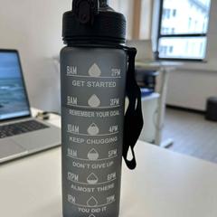 Botella de auga Zwarte drinkfles, segundo informou Universiteit Gent - Blandijn usando iLost