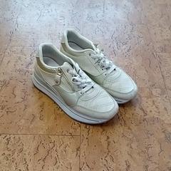 Scarpe - dames, come riportato da Centraal magazijn utilizzando iLost