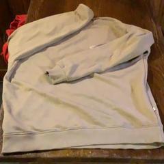 Genser Beige grijze trui, som rapportert av Café Leentje ved bruk av iLost