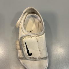 Witte kinder sandaal Nike, som rapporterats till iLost