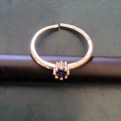 Geelgouden ring / ringetje met blauwe steen, ha sido reportado a iLost