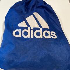 Taška na tělocvik adidas blauw, jak nahlášeno Regio Limburg - Leuven pomocí iLost